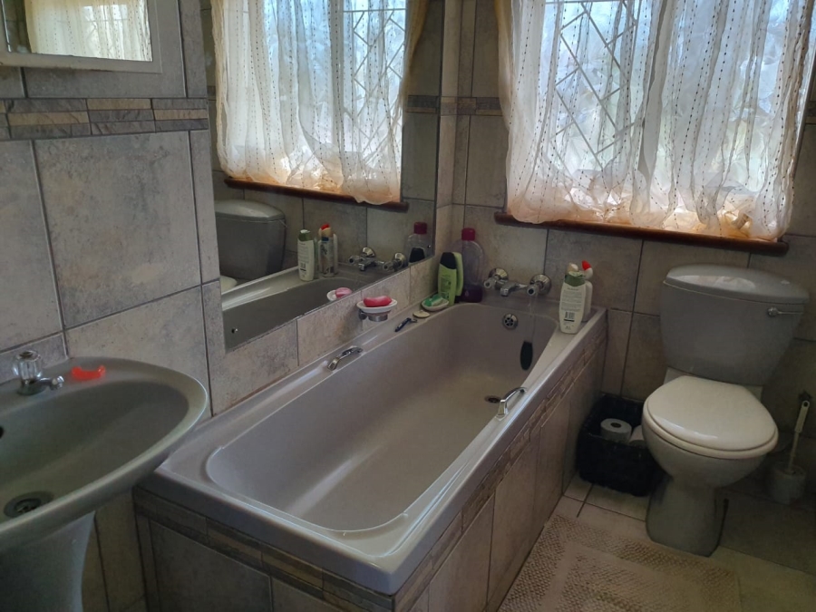 To Let 4 Bedroom Property for Rent in Jordania Free State